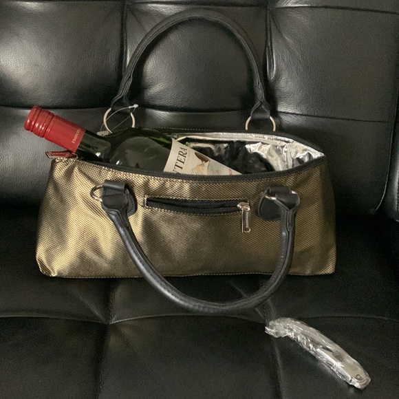 Primeware,Inc. Handbags - 🎄Insulated -🍷Wine clutch w/corkscrew in pocket!